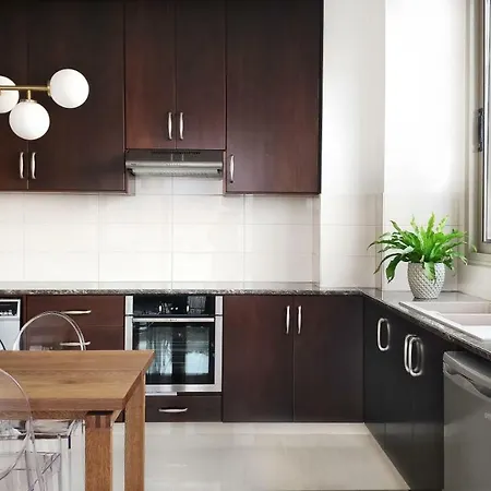 Cozy 2br Apt // Free Pkg & Ac // Live Like Local Apartment